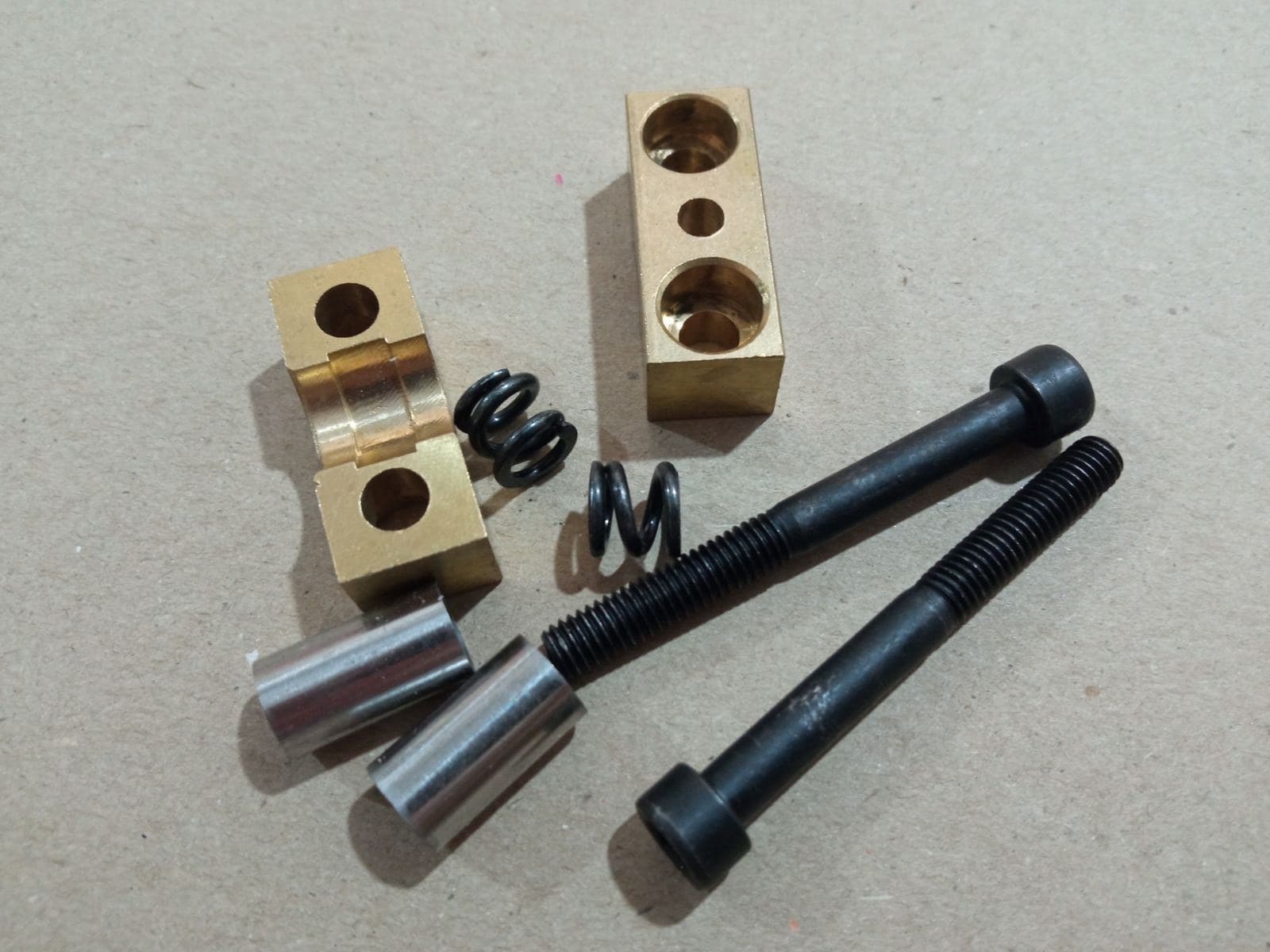 Затискач верхньої кришки контактного гриля 263501, 263600, 263655, 263662, 263709, 263808, 263907 G698565 - зображення 1